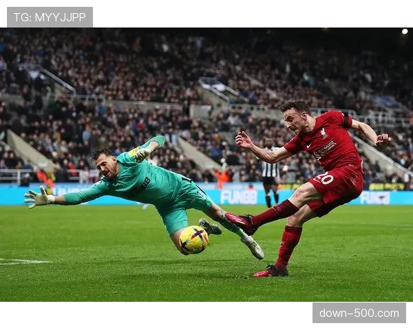 特写：大雨中，小球童为客队球员撑伞的画面引发社交媒体热议