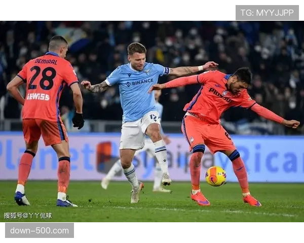 拉齐奥对阵亚特兰大,因球迷向场内投掷烟火比赛中断十分钟